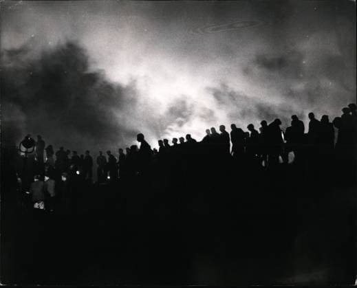 Unfälle Katastrophen Brände Überschwemmungen Tragödien 10. Oktober 1966 – Zahl der Todesopfer nach Aberfan-Katastrophe steigt weiter. Die Zahl der Todesopfer der Aberfan-Katastrophe steigt weiter. Die aktuelle Zahl liegt bei 116 Leichen – darunter nur sieben Erwachsene –, die nach der gestrigen Kohlelawine aus der Schule geborgen wurden. Das Foto zeigt Rettungskräfte, die gestern Abend unter Flutlicht im Katastrophengebiet in Aberfan arbeiteten. Copyright: xUnitedxArchivesx xkpaxKeystonex 19661010_baf_k09_088