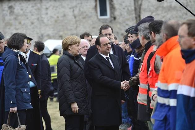 François Hollande, Angela Merkel et Mariano Rajoy saluent les secours et gendarmes à Seyne-les-Alpes le 25 mars 2015 suite à l accident de l airbus A320 de la compagnie Germanwings qui s est crashé le 24 mars 2015 et qui a fait 150 victimes François Hollande, Angela Merkel and Mariano Rajoy meet the security forces and rescuers in Seyne-les-Alpes on 25 03 2015 following the crash of Germanwings A320 which causes 150 victims on 24 03 2015. Seyne-les-Alpes France