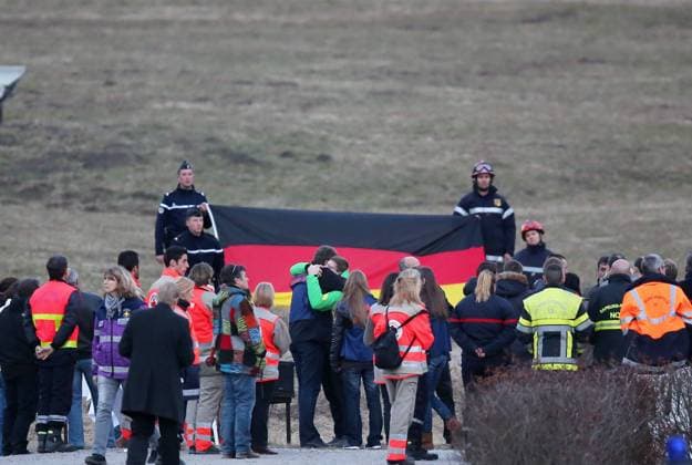 Les proches et les membres des familles des victimes du crash du vol de la compagnie Germanwings sont venus se recueillir lors d une cérémonie commémorative à Le Vernet, le 26 mars 2015. L airbus A320 de la compagnie Germanwings s est crashé le 24 mars 2015 , entraînant la mort de 150 personnes dont 45 espagnols et 67 allemands Relatives of the Germanwings Airbus A320 crash victims gather by a stele during a wreath-laying and remembrance ceremony in village of Le Vernet on March 26, 2015. A German Airbus A320 of the low-cost carrier Germanwings crashed on March 24, killing all 150 people on board. ( 45 spanish people and 67 german people) Le Vernet France Copyright: xDOMINIQUExJACOVIDESx xBESTIMAGExDOMINIQUExJACOVIDESx xBESTIMAGEx