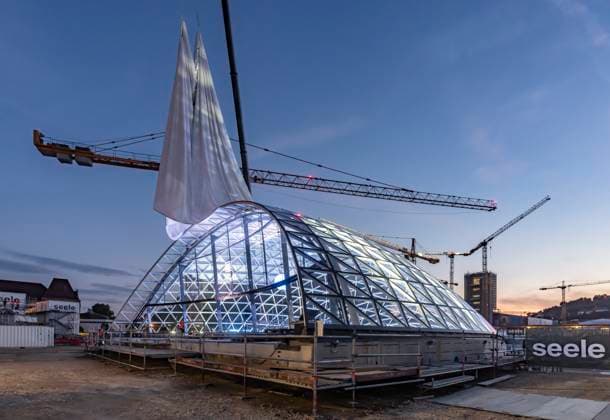 Bilder des Jahres 2025, News 07 Juli News Themen der Woche KW28 Erstes Eingangsportal am neuen Hauptbahnhof Stuttgart fertig. Zum ersten Mal zeigt sich eine von vier sogenannte Gitterschalen, über die Reisende künftig in den unterirdischen Durchgangsbahnhof gelangen. Die spektakuläre Stahl-Glas-Konstruktion wurde von Fassadenspezialist Seele ausgeführt, geplant wurde sie von christoph ingenhoven architects. 10.07.2025. Stuttgart, Baden-Württemberg, Deutschland