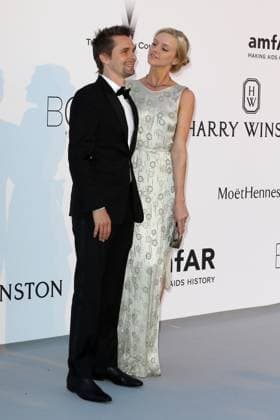 Matthew Bellamy (du groupe Muse) et sa nouvelle compagne Elle Evans - Photocall de la soirée 22nd edition of AmfAR s Cinema Against AIDS Gala à l hôtel de l Eden Roc au Cap d Antibes le 21 mai 2015, lors du 68ème festival du film de Cannes. Call of 22nd edition of AmfAR s Cinema Against AIDS Gala to benefit AmfAR, the foundation for AIDS Research at Eden Roc Hotel in Cap d Antibes on may 21, 2015, during the 68th Cannes Film Festival Cap d Antibes France Copyright: xDOMINIQUExJACOVIDESx xBESTIMAGExDOMINIQUExJACOVIDESx xBESTIMAGEx