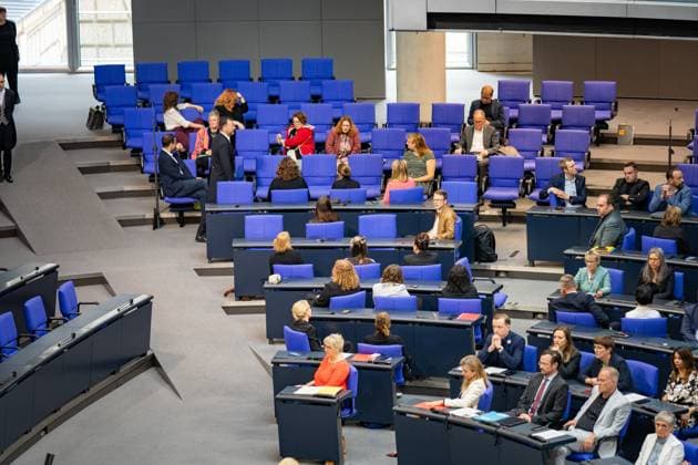 Bilder des Jahres 2025, News 07 Juli News Themen der Woche KW28 News Bilder des Tages Die Linken Abgeordneten drehen sich während einer rede der AFD zum Thema 30. Jahrestag des Voelkermords von Srebrenica vom Redner weg. Berlin, 11.07.2025. Berlin Deutschland Copyright: xTiloxStraussx