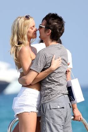 Matthew Bellamy et Elle Evans s embrassent longuement avant d embarquer sur leur annexe à Saint-Topez le 15 juillet 2015. Matthew Bellamy and Elle Evans leave Club 55 in Saint-Tropez. July 15th, 2015. Saint-Tropez France Copyright: xJACOVIDES-MOREAUx xBESTIMAGExJACOVIDES-MOREAUx xBESTIMAGEx