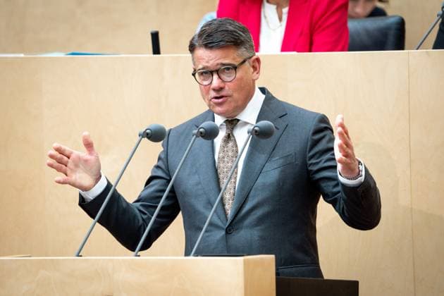 1056. Sitzung des Bundesrates Boris Rhein (CDU) Ministerpraesident von Hessen bei seiner Rede mit besonderer Geste im Plenarsaal bei der 1056. Bundesratssitzung, Berlin, 11.07.2025 Berlin Berlin Deutschland