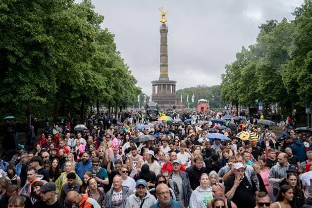 Bilder des Jahres 2025, News 07 Juli News Themen der Woche KW28 Rave The Planet Parade 2025 Berlin, Rave The Planet Parade 2025, Our Future Is Now , Rave, Demonstration, Straße des 17. Juni, zwischen Brandenburger Tor und Großem Stern, Regen Berlin Berlin GER