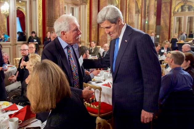 Info - Ted Turner, le fondateur de CNN, hospitalisé - Le secrétaire d Etat américain John Kerry salue homme d affaires et militant écologiste Ted Turner le 8 Décembre, 2015, à l Hôtel Westin à Paris, en France, avant d aborder un petit-déjeuner de la Fondation des Nations Unies axée sur l océan au milieu du sommet sur le changement climatique COP21. U.S. Secretary of State John Kerry greets businessman and environmental activist Ted Turner on December 8, 2015, at the Westin Hotel in Paris, France, before addressing a United Nations Foundation breakfast focused on the ocean amid the COP21 climate change summit. Paris France Copyright: xStatexDepartmentxviaxBestimagexStatexDepartmentxviaxBestimagex