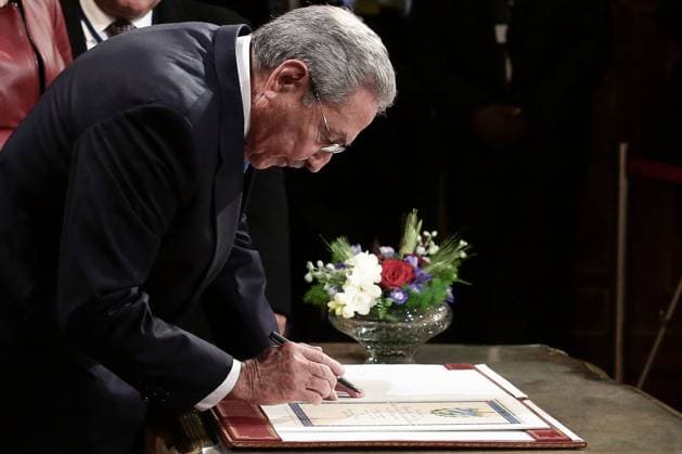La Maire de paris, Anne Hidalgo recoit le président de Cuba, Raul Castro pour un entretien à l Hotel de ville, Paris, le 2 fevrier 2016 Stéphane Lemouton Bestimage French Mayor of Paris, Anne Hidalgo receives president of Cuba, Raul Castro prior to a meeting at Paris City hall, in Paris, on february 2st 2016. Paris France Copyright: xStephanexLemoutonx xBestimagexStephanexLemoutonx xBestimagex