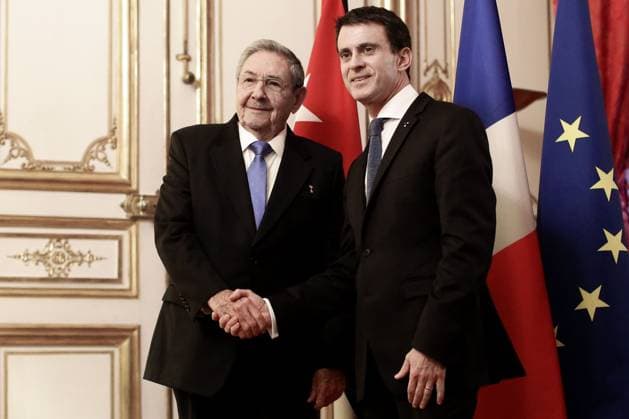 Le premier ministre Manuel Valls recoit le président de Cuba, Raul Castro pour un entretien à Matignon. Paris le 2 février 2016. Stéphane Lemouton Bestimage French prime minister, manuel Valls receives president of Cuba, Raul Castro prior to a meeting at Matignon hotel, in Paris, on february 2st 2016. Paris France Copyright: xStephanexLemoutonx xBestimagexStephanexLemoutonx xBestimagex