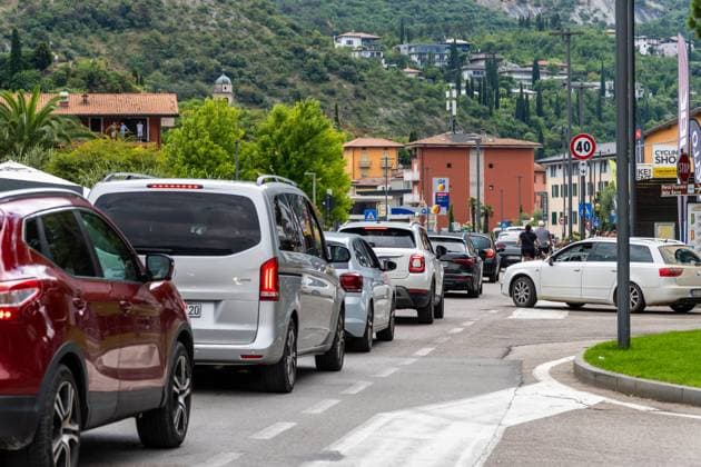 Der dichte Verkehr in Torbole am Gardasee zeigt die Auswirkungen des Tourismus im Sommer. Lange Autoschlangen, volle Straßen und überfüllte Orte belasten Infrastruktur und Besucher gleichermaßen