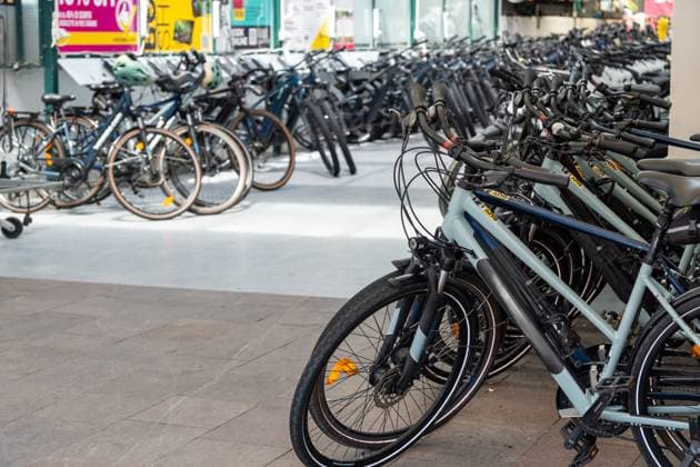 Fahrradverleih am Gardasee: Eine große Auswahl moderner Bikes und E-Bikes, steht zur Ausleihe bereit ideal für Touristen, die die Region aktiv und umweltfreundlich erkunden wollen.