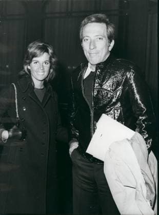 Bands Komponisten Instrumente Musiker Oper Orchester Schallplatten Sänger Songwriter Symphonien 11. November 1970 – Getrennt, aber befreundet: Andy Williams, US-amerikanischer Sänger, kam mit seiner in Frankreich geborenen Frau Claudine Longet nach London. Ihre Ehe zerbrach vor sechs Monaten nach neun Jahren. Sie sehen sich jedoch häufig und sagen, sie seien immer noch ineinander verliebt. Andy singt heute Abend bei der Royal Variety Performance im London Palladium. Das Foto zeigt Andy Williams und seine Frau Claudine im Savoy Hotel nach ihrer Rückkehr von einem Ausflug in London gestern. Copyright: xUnitedxArchivesx xkpaxKeystonex 19701111_baf_k09_022
