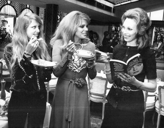 Autor Buchrezensent Kolumnist Herausgeber Dichter Verleger Schriftsteller 5. Mai 1971 - Neues Kochbuch Not just a pretty face bei einem Empfang im Les Ambassadeurs Club vorgestellt: Heute Morgen fand im Les Ambassadeurs Club, Hamilton Place, WI, ein Empfang zur Vorstellung des neuen Kochbuchs Not just a Pretty Face von Gaynor Millington statt. Darin sind verschiedene von 50 führenden Models ausgewählte Gerichte aufgeführt. Gaynor Millington, selbst ein ehemaliges Model, spendet alle Tantiemen aus dem Buch an den Save the Children Fund. Das Buch erscheint bei Corgi Books zum Preis von 50 Pence. Auf dem Foto sieht man LR Pattie Harrison, Joanna Lumley und Autorin Gaynor Millington beim Ausprobieren einiger Rezepte. Copyright: xUnitedxArchivesx xkpaxKeystonex 19710505_baf_k09_196