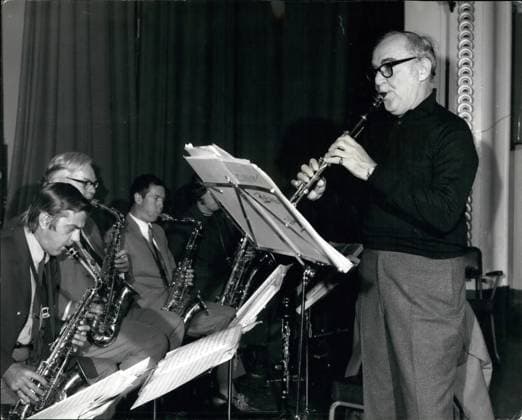 Bands Komponisten Instrumente Musiker Oper Orchester Schallplatten Sänger Songwriter Symphonien 9. September 1971 – King of Swing probt für Konzerte: Benny Goodman, der King of Swing, wurde gestern beim Klarinettenspiel im Rathaus von St. Pancras gesehen, während der Proben für zwei Konzerte mit seinem britischen Orchester – heute Abend in Brighton und am Samstag in der Royal Albert Hall. Copyright: xUnitedxArchivesx xkpaxKeystonex 19710909_baf_k09_144