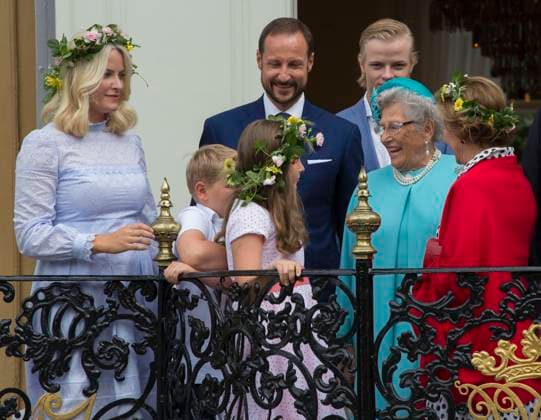Prinzessin Astrid von Norwegen ist tot Le prince Sverre Magnus, la princesse Ingrid Alexandra, la princesse Mette Marit, le prince Haakon, Marius Borg Hoiby , la princesse Astrid, la reine Sonja - La famille royale de Norvège lors de la garden party du jubilé des 25 ans de règne du roi Harald de Norvège à Trondheim le 23 juin 2016. King Harald celebrates his 25 year jubilee as King of Norway in with a visit with King s Ship Norge and other members of the Royal Family in Trondheim Trondheim Norvège