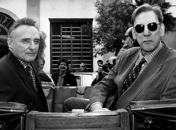 Schauspieler Donald Sutherland 1935 - 21. Juni 1991 – Como, Italien – DONALD SUTHERLAND und DENNIS HOPPER fahren am Vorabend der internationalen Verleihung des Merit of Achievement Award in einem Bus dorthin. Como Italy Copyright: xUnitedxArchivesx xkpaxKeystonex 19720209_rra_k09_704
