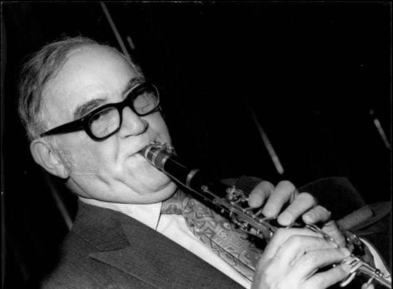 Bands Komponisten Instrumente Musiker Oper Orchester Schallplatten Sänger Songwriter Symphonien 29. Februar 1972 - führt der berühmte Klarinettist Benny Goodman im Chaillot Palace Copyright: xUnitedxArchivesx xkpaxKeystonex 19720229_baf_k09_011