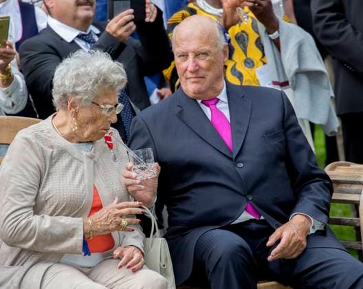 Prinzessin Astrid von Norwegen ist tot La famille royale norvégienne participe à une garden party au palais royal d Oslo à l occasion de 25 anniversaire du jubilé du roi Harald comme roi de Norvège, le 1er septembre 2016. En présence du roi Harald, la reine Sonja, le prince Haakon, la princesse Mette-Marit, le princesse Ingrid Alexandra, le prince Sverre Magnus et la princesse Astrid de Norvège. King Harald and Queen Sonja, Crown Prince Haakon and Crown Princess Mette-Marit, Princess Ingrid Alexandra, Prince Sverre Magnus and Princess Astrid attend Garden Party at the Palace Garden of The Royal Palace of Oslo on the occasion of the 25 year jubilee of King Harald as king of Norway. Oslo Norvège