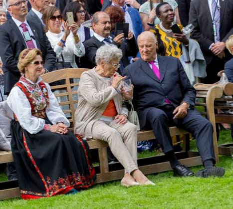 Prinzessin Astrid von Norwegen ist tot La famille royale norvégienne participe à une garden party au palais royal d Oslo à l occasion de 25 anniversaire du jubilé du roi Harald comme roi de Norvège, le 1er septembre 2016. En présence du roi Harald, la reine Sonja, le prince Haakon, la princesse Mette-Marit, le princesse Ingrid Alexandra, le prince Sverre Magnus et la princesse Astrid de Norvège. King Harald and Queen Sonja, Crown Prince Haakon and Crown Princess Mette-Marit, Princess Ingrid Alexandra, Prince Sverre Magnus and Princess Astrid attend Garden Party at the Palace Garden of The Royal Palace of Oslo on the occasion of the 25 year jubilee of King Harald as king of Norway. Oslo Norvège