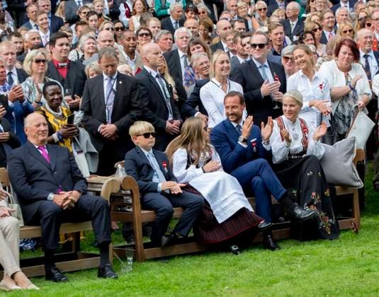 La famille royale norvégienne participe à une garden party au palais royal d Oslo à l occasion du 25ème anniversaire du jubilé du roi Harald comme roi de Norvège, le 1er septembre 2016. En présence du roi Harald, la reine Sonja, le prince Haakon, la princesse Mette-Marit, le princesse Ingrid Alexandra, le prince Sverre Magnus et la princesse Astrid de Norvège. King Harald and Queen Sonja, Crown Prince Haakon and Crown Princess Mette-Marit, Princess Ingrid Alexandra, Prince Sverre Magnus and Princess Astrid attend Garden Party at the Palace Garden of The Royal Palace of Oslo on the occasion of the 25 year jubilee of King Harald as king of Norway. Oslo Norvège