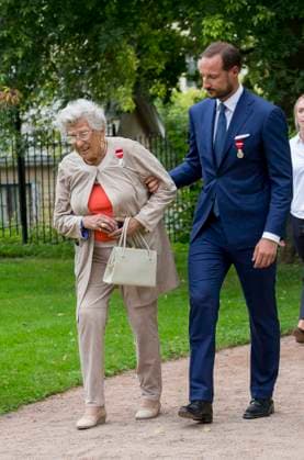 Prinzessin Astrid von Norwegen ist tot La famille royale norvégienne participe à une garden party au palais royal d Oslo à l occasion du 25ème anniversaire du jubilé du roi Harald comme roi de Norvège, le 1er septembre 2016. En présence du roi Harald, la reine Sonja, le prince Haakon, la princesse Mette-Marit, le princesse Ingrid Alexandra, le prince Sverre Magnus et la princesse Astrid de Norvège. King Harald and Queen Sonja, Crown Prince Haakon and Crown Princess Mette-Marit, Princess Ingrid Alexandra, Prince Sverre Magnus and Princess Astrid attend Garden Party at the Palace Garden of The Royal Palace of Oslo on the occasion of the 25 year jubilee of King Harald as king of Norway. Oslo Norvège