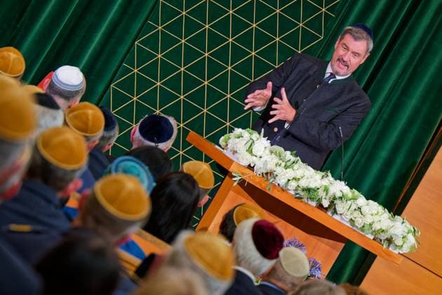 Feier der Israelitischen Kultusgemeinde München und Oberbayern in der Hauptsynagoge Ohel Jakob . Festakt anlässlich des 80. Jahrestages der Wiedergründung der Israelitischen Kultusgemeinde München und Oberbayern sowie der 40-jährigen Präsidentschaft von Dr.h.c.mult. Charlotte Knobloch. Dr.Markus Söder , der bayerische Ministerpräsident , bei seinem Grußwort. München Bayern Deutschland Copyright: xRolfxPossx
