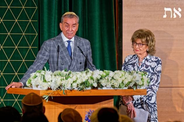 Feier der Israelitischen Kultusgemeinde München und Oberbayern in der Hauptsynagoge Ohel Jakob . Festakt anlässlich des 80. Jahrestages der Wiedergründung der Israelitischen Kultusgemeinde München und Oberbayern sowie der 40-jährigen Präsidentschaft von Dr.h.c.mult. Charlotte Knobloch. Prof. Dr.Dr. Michel Friedmann mit Dr.h.c.mult. Charlotte Knobloch nach dem Festvortrag. München Bayern Deutschland Copyright: xRolfxPossx