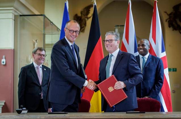 Bilder des Jahres 2025, News 07 Juli News Bilder des Tages Johann Wadephul (CDU), Bundesaussenminister, aufgenommen im Rahmen seiner Reise mit Friedrich Merz (CDU), Bundeskanzler, nach London. Hier Unterzeichnung des Vertrags zwischen der Deutschland und dem Vereinigten Koenigreich ueber Freundschaft und bilaterale Zusammenarbeit gemeinsam mit dem britischen Aussenminister David Lammy und Premierminister Keir Starmer. Fotografiert im Auftrag des Auswaertigen Amtes London United Kingdom Copyright: xThomasxKoehler AAx