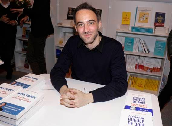 Raphaël Glucksmann lors de la 37ème édition du Salon du livre au parc des expositions, à la porte de Versailles, à Paris, France, le 25 mars 2017. Cédric Perrin Bestimage 37th Salon du Livre held at the Porte de Versailles in Paris, France on March 25th, 2017. Paris France Copyright: xCEDRICxPERRINx xBESTIMAGExCEDRICxPERRINx xBESTIMAGEx