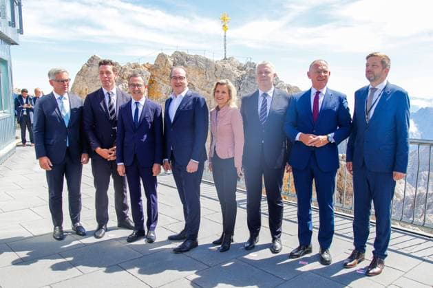Bilder des Jahres 2025, News 07 Juli News Bilder des Tages Zugspitz-Summit on Migration Zugspitze, 18.7.2025 Bundesinnenminister Alexander Dobrindt mit seinen Amtskollegen aus Frankreich, Polen, Österreich, Dänemark, Tschechien, EU-Innenkommissar Magnus Brunner und der Parlamentarischen Staatssekretärin beim BMI Daniela Ludwig bei der Ankuft zum Zugspitz-Summit on Migration auf der Zugspitze Bayern Copyright: xMatthiasxGränzdörferx