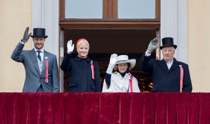 Le prince Haakon, la princesse Mette-Marit de Norvège, la reine Sonja et le roi Harald au balcon - La famille royale de Norvège célèbre la Fête Nationale norvégienne dans la résidence Skaugum à Oslo le 17 mai 2017. Oslo Norvège