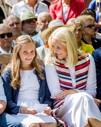 Info - La princesse Ingrid Alexandra de Norvège fête ses 18 ans le 21 janvier - La princesse Ingrid Alexandra, la princesse Mette-Marit - La famille royale fête le 80ème anniversaire de la reine Sonja de Norvège à la galerie d art Reine Sonja aux écuries du palais à Oslo, le 4 juillet 2017. Oslo Norvège
