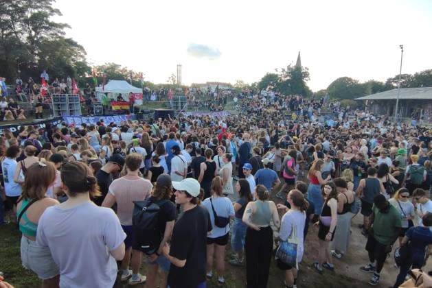 Berlin, Deutschland, 19.07.2025: Görlitzer Park: Rave against the Zaun : Demonstranten haben sich versammelt, um gegen den geplanten Zaun zu protestieren. Copyright: xdtsxNachrichtenagenturx dts_76641