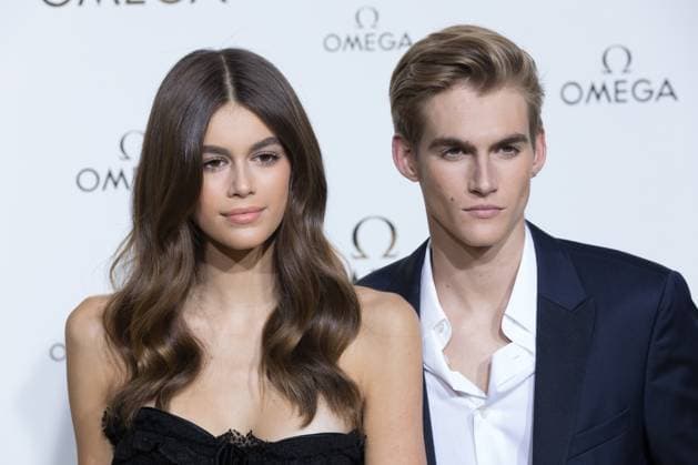 Kaia Gerber et son frère Presley Gerber - Photocall de la soirée Her Time Omega à l hôtel de Sully à Paris le 29 septembre 2017. Cyril Moreau Bestimage Her Time Omega Photocall as part of the Paris Fashion Week Womenswear Spring Summer 2018 on September 29, 2017 in Paris, France. Paris France Copyright: xCYRILxMOREAUx xBESTIMAGExCYRILxMOREAUx xBESTIMAGEx