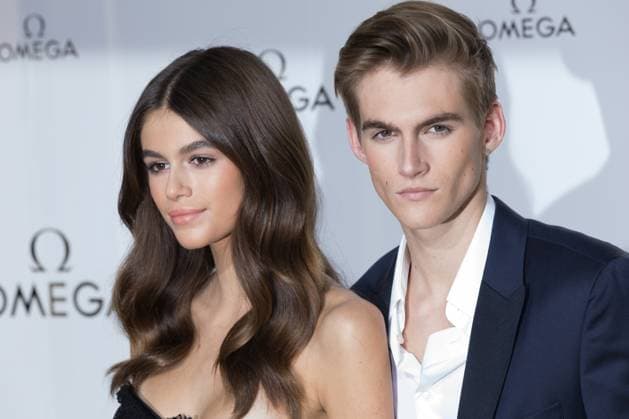 Kaia Gerber et son frère Presley Gerber - Photocall de la soirée Her Time Omega à l hôtel de Sully à Paris le 29 septembre 2017. Cyril Moreau Bestimage Her Time Omega Photocall as part of the Paris Fashion Week Womenswear Spring Summer 2018 on September 29, 2017 in Paris, France. Paris France Copyright: xCYRILxMOREAUx xBESTIMAGExCYRILxMOREAUx xBESTIMAGEx