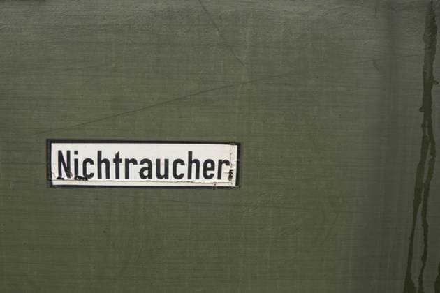 Deutsches Schild Nichtraucher auf grünem Hintergrund aus dem Zug German sign no smoking in german called Nichtraucher at green background from train Copyright: imageBROKER MatthiasxGörlich ibxiqx13922147.jpg
