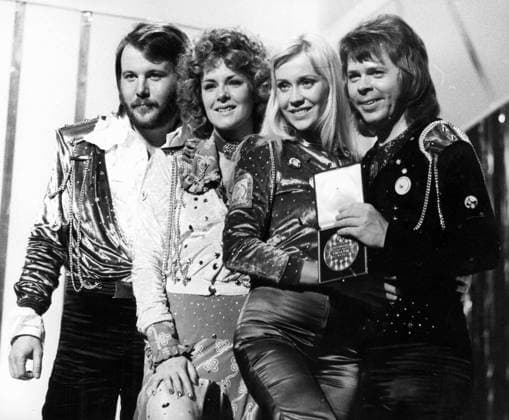 Popmusikgruppe ABBA 1972 - 1982 7. April 1974 – Brighton, Großbritannien – Schweden gewann mühelos den Eurovision Song Contest im Brighton Dome. Der Siegersong Waterloo , gesungen von zwei Jungen und zwei Mädchen der ABBA-Gruppe, gewann mit 24 Punkten, gefolgt von Italien mit 18 Punkten und Holland mit 15 Punkten. Das Bild zeigt die schwedische Gruppe ABBA nach ihrem Sieg beim Eurovision Song Contest im Brighton Dome. Brighton UK