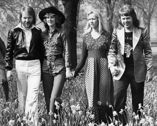 Popmusikgruppe ABBA 1972 - 1982 9. April 1974 – London, England, Vereinigtes Königreich – Eine der dominierenden Kräfte der Popmusik war eine Gruppe aus Schweden namens ABBA , eine musikalische Einheit, bestehend aus zwei Paaren, die mit Abstand zum erfolgreichsten Act dieses Jahrzehnts wurde. IM BILD: Im Hyde Park, London, nach dem Gewinn des European Song Contest; BENNY ANDERSSON, ANNI-FRID LYNGSTAD, AGNETHA FALTSKOG und BJÖRN ULVAEUS. London England UK