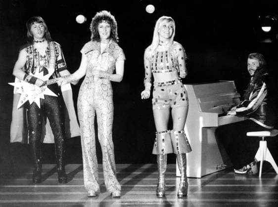 Popmusikgruppe ABBA 1972 - 1982 1. Januar 1975 Stockholm, Schweden In den 1970er Jahren war eine der dominierenden Kräfte im Bereich der Popmusik eine Gruppe aus Schweden namens ABBA, eine musikalische Einheit bestehend aus zwei Paaren, die mit Abstand zum erfolgreichsten Act dieses Jahrzehnts wurde. IM BILD: Nach dem Gewinn eines Grand Prix de la Chanson; Björn Ulvaeus, Anni-Frid Lyngstad, Agnetha Faltskog und Benny Andersson. Stockholm Sweden