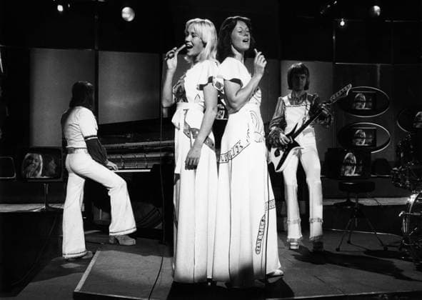 Popmusikgruppe ABBA 1972 - 1982 1. Januar 1975 – London, England, Vereinigtes Königreich – In den 1970er Jahren war eine der dominierenden Kräfte im Bereich der Popmusik eine Gruppe aus Schweden namens ABBA , eine musikalische Einheit, bestehend aus zwei Paaren, die mit Abstand zum erfolgreichsten Act dieses Jahrzehnts wurde. IM BILD: Während einer Fernsehshow; BENNY ANDERSSON, AGNETHA FALTSKOG, ANNI-FRID LYNGSTAD, BJÖRN ULVAEUS. London England UK