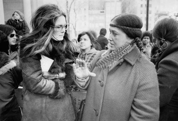 Demonstrationen 3. März 1975 - Internationaler Frauentag - New York City. Gloria Steinem und Paulene Haines - Vertreterinnen der American Indian Movement, Angehörige der Cherokee Nation. New York New York U.S.