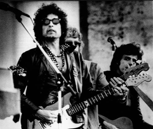 Bob Dylan erhält den Literaturnobelpreis 2016 4. Oktober 1975 - Berlin, Deutschland - Folk-Sänger BOB DYLAN tritt vor 75.000 Fans in Nürnberg bei einem Open-Air-Pop-Festival auf. Berlin Germany