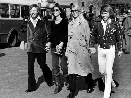 Popmusikgruppe ABBA 1972 - 1982 31. Januar 1977 - Oslo, Norwegen - Die schwedische Popgruppe ABBA startete ihre erste Live-Tournee mit einer Eröffnung in den Ekeberg Hallen in Oslo. Anschließend tourte sie nach Kopenhagen, Berlin, Amsterdam und Großbritannien, wo sie am 4. Februar in Birmingham und der Royal Albert Hall auftraten. Anschließend tourte sie weiter nach Australien. IM BILD: ABBA; BENNY ANDERSON, FRIDA LYNGSTAD, ANNA FALTSKOG und BJÖRN ULVAEUS. Oslo Norway