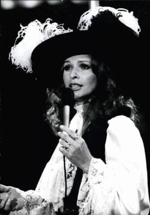 1970-1979 Schauspieler Schauspielerin 12. Dezember 1977 - Stars in der Manege: Zum 15. Mal trafen sich am 9. Dezember 1977 zahlreiche Artisten im Circus Krone in München. Dort versuchten sie, mit echten Manegen-Artisten in Konkurrenz zu treten. Die internationalen Stars aus Bühne, Fernsehen und Sport unterhielten das Publikum ohne Gage, denn der Reinerlös dieser Benefizveranstaltung kommt ehemaligen Artisten und Journalisten zugute. Das Foto zeigt Filmschauspielerin Senta Berger als Moderatorin.