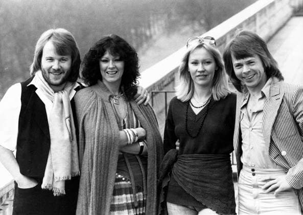 Popmusikgruppe ABBA 1972 - 1982 17. Februar 1978 – London, England, Großbritannien – ABBA, die erfolgreichste Popgruppe seit den Beatles, war gestern Abend in London, um die Premiere ihres ersten Films ABBA – The Movie im Warner West End 2 zu besuchen. Der Film zeigt die Gruppe auf Tournee, bei der sie 26 ihrer Songs performt. ABBA führt außerdem mit ihrer neuesten Single Take a Chance on Me die Charts an. Im Bild: Die Bandmitglieder BENNY ANDERSSON, ANNI FRID LYNGSTAD, ANNA FALTSKOG und BJÖRN ULVAEUS. London England UK