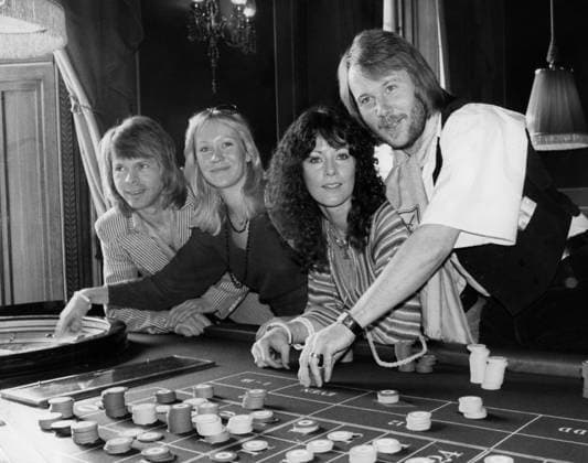 ABBA 17. Februar 1978 – Brighton, Großbritannien – In den 1970er Jahren war die schwedische Gruppe ABBA eine der dominierenden Kräfte in der Popmusik. Die aus zwei Paaren bestehende Band entwickelte sich zum mit Abstand erfolgreichsten Act des Jahrzehnts und galt sogar als eines der größten Phänomene des gesamten Jahrhunderts. Mit zunehmender Popularität tourten sie durch Europa, Australien und Nordamerika. Im Bild: Posiert an einem Roulettetisch im Crockfords Club während einer Pressekonferenz zu ihrem Film; Björn Ulvaeus, Agnetha Faltskog, Anni-Frid Lyngstad und Benny Andersson Brighton UK