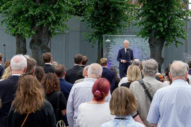 Bilder des Jahres 2025, News 07 Juli 14-arsmarkering for terrorangrepet 22. juli Oslo 20250722. Statsminister Jonas Gahr Store under minnemarkeringen ved minnestedet utenfor Hoyblokka i regjeringskvartalet 14 ar etter terrorangrepet den 22. juli. Foto: Terje Bendiksby NTB Oslo Norge dBhENsjV06I EDITORIAL USE ONLY Ref:dBhENsjV06I.jpg Copyright: xTerjexBendiksbyx xNTBx