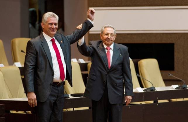 Miguel Diaz-Canel, le successeur de Raul Castro à la présidence de Cuba, a été élu par les députés par 603 voix sur 604. Le 19 avril 2018 Newly elected Cuban President Miguel Diaz-Canel (L) reacts as former Cuban President Raul Castro raises his hand during the National Assembly in Havana, Cuba, April 19, 2018. La Havane Cuba Copyright: xACNxviaxBestimagexACNxviaxBestimagex