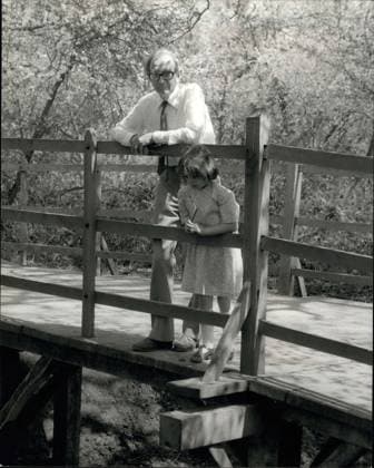 Autor Buchrezensent Kolumnist Herausgeber Dichter Verleger Schriftsteller 16. Mai 1979 - Christopher Robin ist zurück im Puuh-Land. Auf der Puuh-Brücke in Hartfield, die sein Vater AA Milne in seinen Kindergeschichten verewigt hat, steht Christopher Milne. Die Brücke wurde gerade nach 1.000 Pfund teuren Reparaturen wiedereröffnet. Christopher, das Vorbild für Christopher Eobin in den Geschichten seines Vaters, hatte die Brücke 25 Jahre lang nicht gesehen. Aber er erschien zur Eröffnungszeremonie und spielte dann mit der sechsjährigen Jeannie Cutting eine nostalgische Partie Puuh-Stöckchen. Sie warfen Stöckchen in den Bach darunter und rannten dann zur anderen Seite der Holzbrücke, um zu sehen, welches Stöckchen zuerst herausschw  Copyright: xUnitedxArchivesx xkpaxKeystonex 19790516_baf_k09_001 !ACHTUNG AUFNAHMEDATUM GESCHÄTZT!