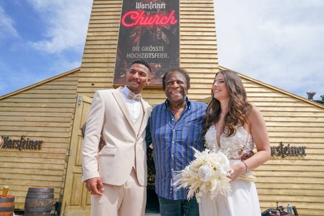 Bilder des Jahres 2025, Entertainment 07 Juli Parookaville, Deutschland, Europa, Warsteiner Church, Festival-Hochzeit, Roberto Blanco, Trauzeuge, Brautpaar, multikulturell, Schlagerlegende, Ein bisschen Spaß muss sein, 88 Jahre, Lächeln, Sommerhochzeit, Bierfass, Blumenstrauß, Hochzeitskleid, cremefarbener Anzug, Entertainer, Generation Kult, Festivalambiente, größte Hochzeitsfeier, Retro-Charme, Medienikone, Lebensfreude, Popkultur, Warsteiner, Bühnenikone. Copyright: xJOERANxSTEINSIEKx