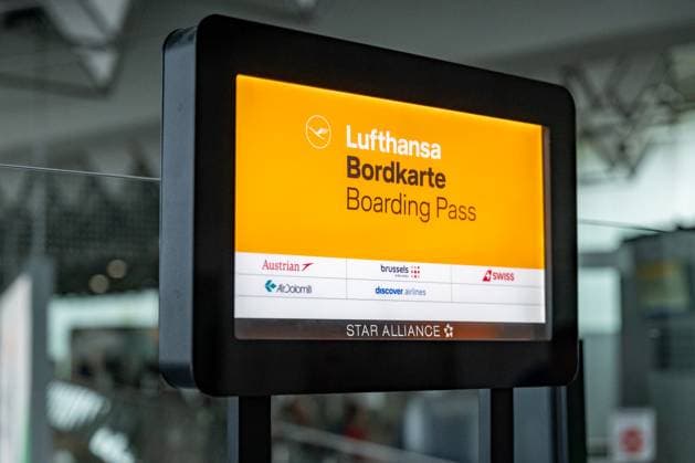 Digitale Anzeige für Lufthansa-Bordkarten Flughafen Frankfurt 22.07.25, Frankfurt: Symbolfoto, Illustrationsbild, Symbolbild, Illustrationsfoto, Alltagsszene Detailaufnahme eines digitalen Anzeigedisplays im Flughafen Frankfurt mit dem Hinweis auf die Bordkartenkontrolle der Lufthansa und ihrer Partner-Airlines innerhalb der Star Alliance. Die Anzeige zeigt Logos von Austrian, Brussels Airlines, SWISS, Air Dolomiti, Discover Airlines und anderen Partnern. Das Bild steht symbolisch für moderne Reiseabwicklung, digitale Prozesse im Luftverkehr und internationale Kooperation im Airline-Verbund. Frankfurt Hessen Deutschland Copyright: xW2Artx xThorstenxWagnerx